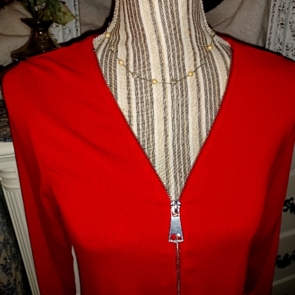Cable & Gauge bright RED v-neck with zipper front, long-sleeved size Med ♥